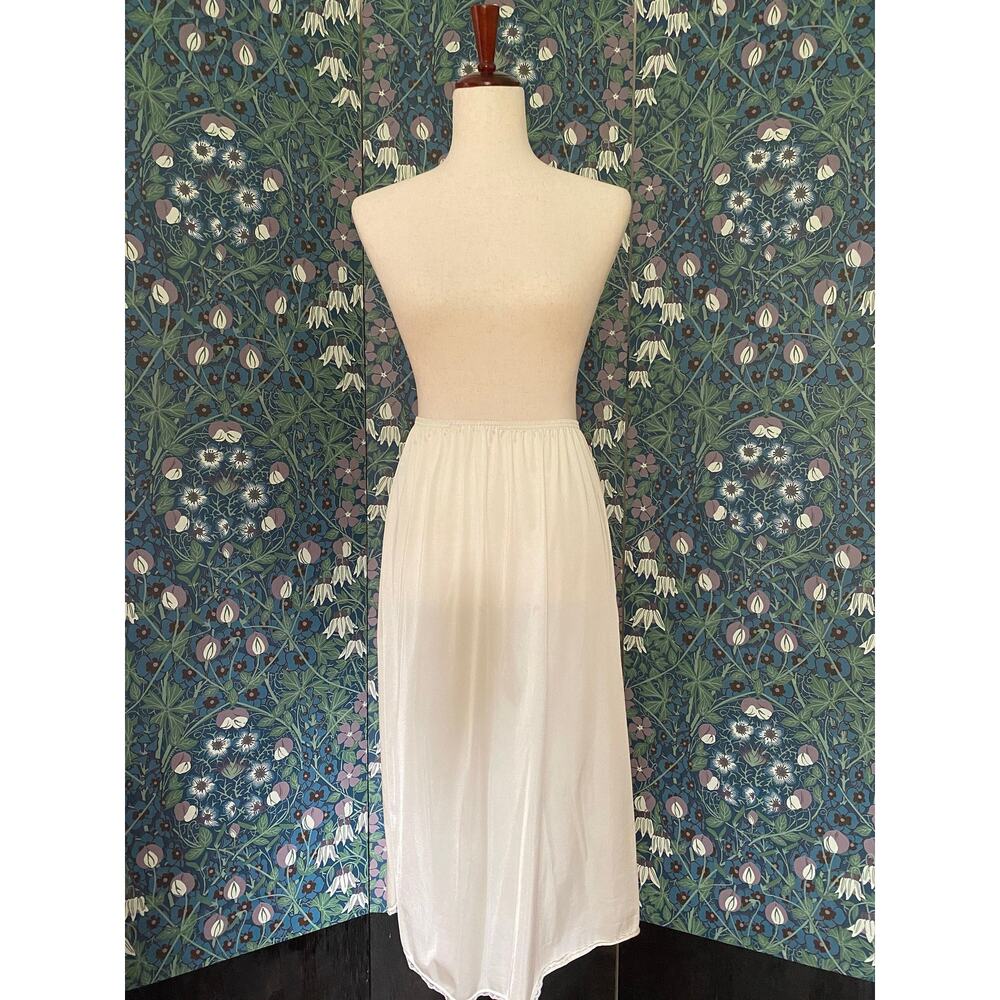 Vintage half slip underskirt with lace trim by Vanity Fair, size M
